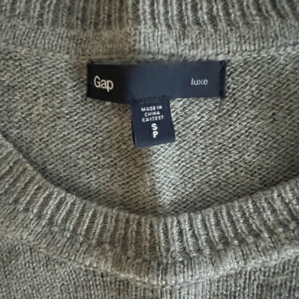 Gap Luxe cashmere grey sweater with buttons in the left shoulder
